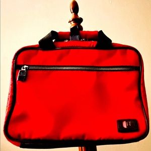 Kenneth Cole Reaction Toiletry/Cosmetic hanging zip up bag